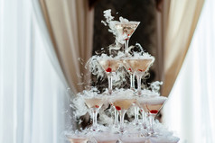 香槟玻璃金字塔金字塔眼镜酒香槟塔香槟婚礼聚会，派对为节日接待的婚礼表格