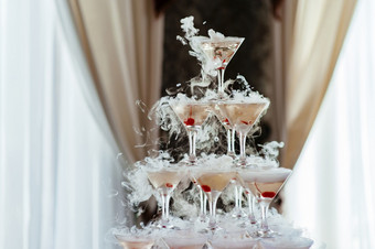香槟玻璃<strong>金字塔金字塔</strong>眼镜酒香槟塔香槟婚礼聚会，派对为节日接待的婚礼表格