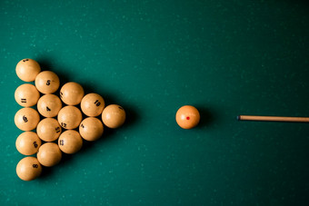 台球球和提示的台球表格前视图平躺前视图台球提示和金字塔黄色的池球绿色台球表格台球球和提示的台球表格前视图平躺