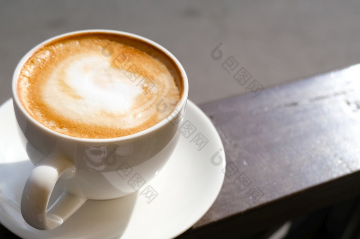 卡布奇诺咖啡白色杯阳光咖啡馆Copyspacebewerages咖啡情人和早....菜单概念自然背景卡布奇诺咖啡白色杯阳光咖啡馆Copyspacebewerages咖啡情人和早....菜单概念棕色（的