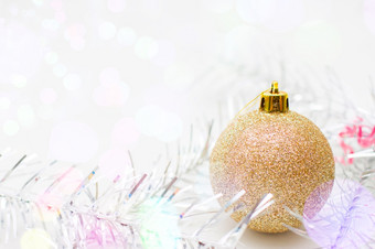 假期冬天和庆祝活动概念圣诞节和新一年卡与黄金球和银俗丽的Copyspace圣诞节和新一年卡与黄金球和银俗丽的Copyspace假期冬天和庆祝活动概念