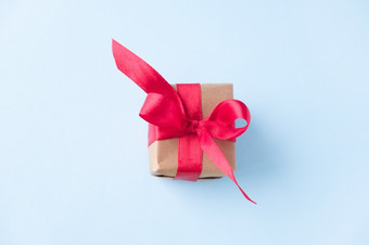 礼物盒子与红色的丝带蓝色的背景零重力悬浮milimalism概念销售购物圣诞节假期和生日礼物盒子与红色的丝带蓝色的背景零重力悬浮milimalism概念销售购物圣诞节假期和生日