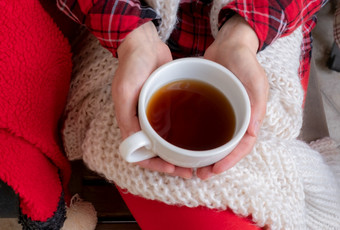 女人rsquo手是持有<strong>白色</strong>杯茶咖啡穿着红色的和<strong>白色</strong>节日衣服女人女holdingcup茶咖啡红色的节日衣服圣诞节新一年情人节