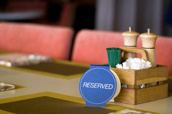 休闲人和服务概念餐厅表格设置服务为接待与保留卡餐厅表格设置服务为接待与保留卡休闲人和服务概念