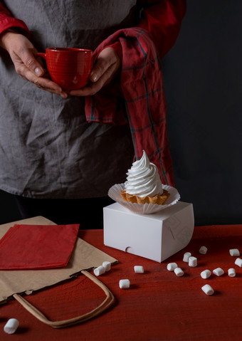 白色蛋糕白色纸交付盒子和糖果店与红色的杯咖啡她的手杯蛋糕蛋挞手糖果店盒子白色纸盒子红色的表格
