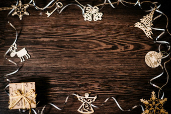 圣诞节树饰品礼物盒子与丝带雪花钟鹿天使棕色（的）结构木背景平躺前视图框架与空间为文本快乐假期