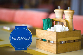 休闲人和服务概念餐厅表格设置服务为接待与保留卡餐厅表格设置服务为接待与保留卡休闲人和服务概念