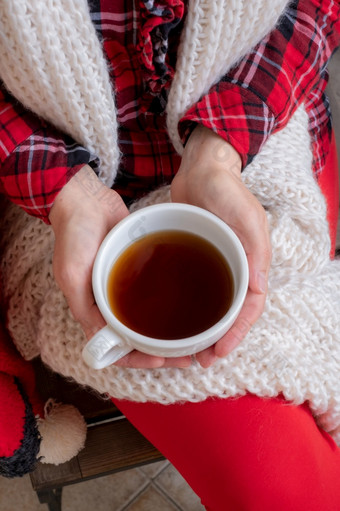 女人rsquo手是持有白色杯茶咖啡穿着红色的和白色节日衣服女人女holdingcup茶咖啡红色的节日衣服圣诞节新一年情人节