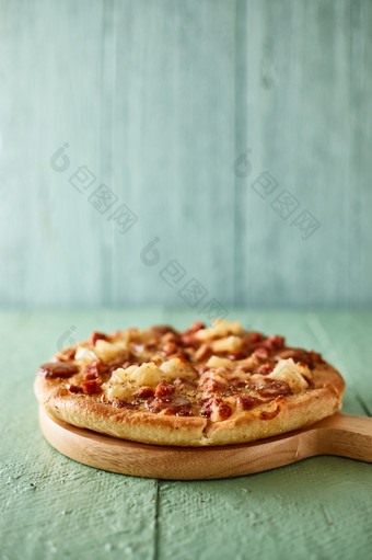 披萨与培根和香肠一流的披萨与培根和香肠