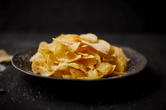 脆脆的美味的土豆芯片为美味的零食打破土豆芯片为美味的零食打破