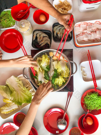 前视图新鲜切片猪肉肉与筷子在热能和蔬菜为涮和日本食物前视图肉与蔬菜在热能