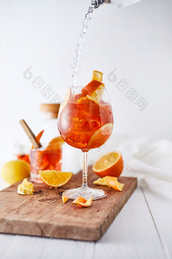 含酒精的鸡尾酒与橙色皮和冰