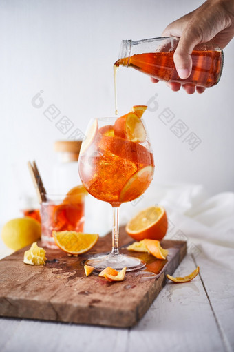 含酒精的鸡尾酒与橙色皮和冰