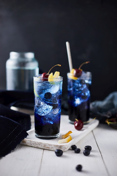 新鲜的蓝莓鸡尾酒与柠檬皮和樱桃