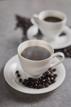 热咖啡杯和咖啡豆子