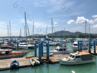 普吉岛泰国11月泰国钓鱼船为奖杯钓鱼和假期海高速度船的玛丽娜普吉岛等待为游客会钓鱼