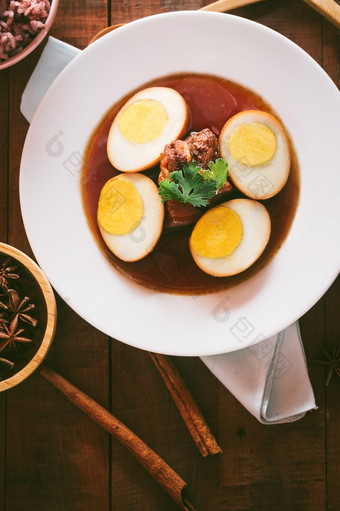 鸡蛋和猪肉棕色（的）酱汁泰国厨房浅深度场焦点猪肉鸡蛋和猪肉棕色（的）酱汁