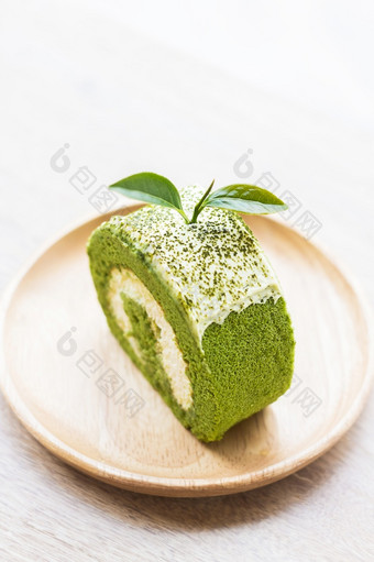 关闭绿色茶卷蛋糕木菜浅深度场焦点茶叶子关闭绿色茶卷蛋糕