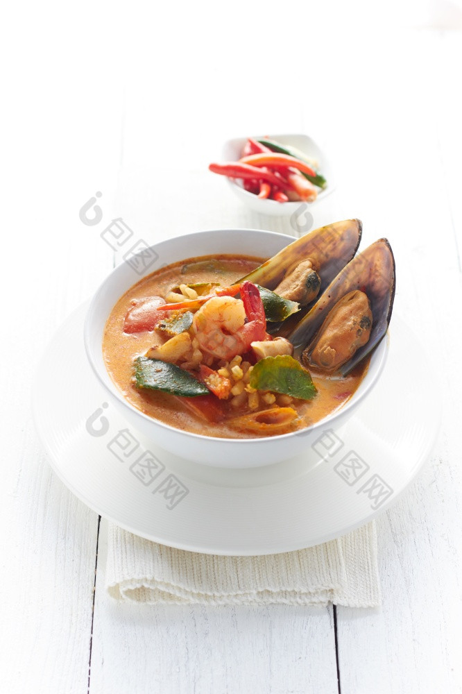 热和酸海鲜汤白色背景热和酸海鲜汤