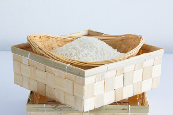 生和未煮过的大米篮子织浅深度场焦点大米生和未煮过的大米篮子织