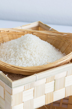 生和未煮过的大米篮子织浅深度场焦点大米生和未煮过的大米篮子织