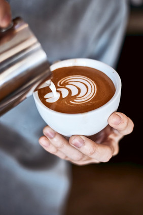 咖啡拿铁艺术使咖啡师咖啡拿铁艺术