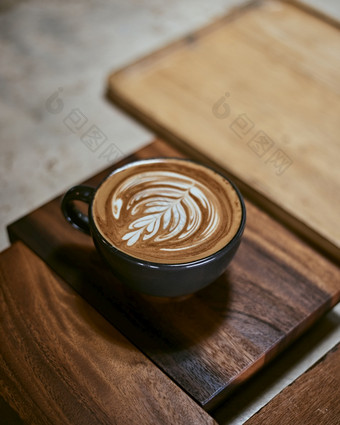 热拿铁艺术咖啡木表格焦点白色泡沫热拿铁艺术咖啡木表格