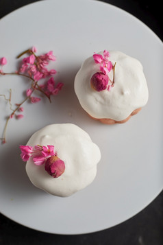 自制的玫瑰牛奶蛋糕美味的甜点有创意的菜单自制的玫瑰牛奶蛋糕