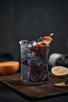 自制的蓝莓意大利苏打水喝玻璃自制的蓝莓意大利苏打水喝