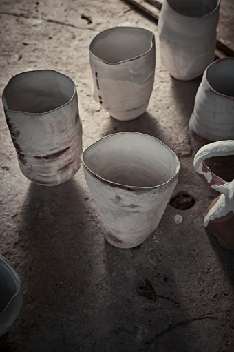 手工制作的陶瓷空工艺陶瓷杯灰色的背景手工制作的陶瓷空工艺陶瓷杯