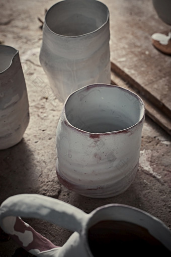 手工制作的陶瓷空工艺陶瓷杯灰色的背景手工制作的陶瓷空工艺陶瓷杯
