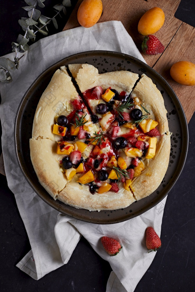 自制的甜蜜的披萨与水果和浆果自制的甜蜜的披萨