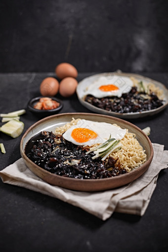 jajangmyeonjjajangmyeon<strong>朝鲜</strong>文面条与黑色的酱汁<strong>朝鲜</strong>文食物风格jajangmyeonjjajangmyeon<strong>朝鲜</strong>文面条