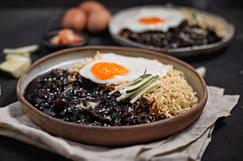 jajangmyeonjjajangmyeon<strong>朝</strong>鲜文面条与黑色的酱汁<strong>朝</strong>鲜文食物风格jajangmyeonjjajangmyeon<strong>朝</strong>鲜文面条