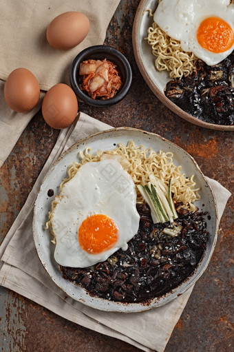 jajangmyeonjjajangmyeon<strong>朝</strong>鲜文面条与黑色的酱汁<strong>朝</strong>鲜文食物风格jajangmyeonjjajangmyeon<strong>朝</strong>鲜文面条