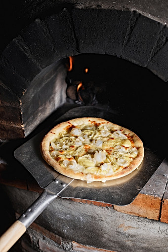 自制的夏天榴莲和龙眼的披萨内部的烤箱披萨内部的烤箱