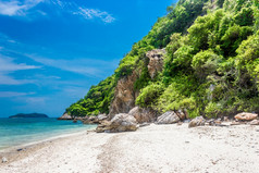 热带岛岩石的海滩与蓝色的天空KOH哈姆芭堤雅泰国