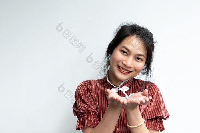亚洲漂亮的女人旗袍中国人风格开放的棕榈的手为想要报业分享与快乐和微笑概念提供给分享收到女人中国人风格开放的棕榈的手