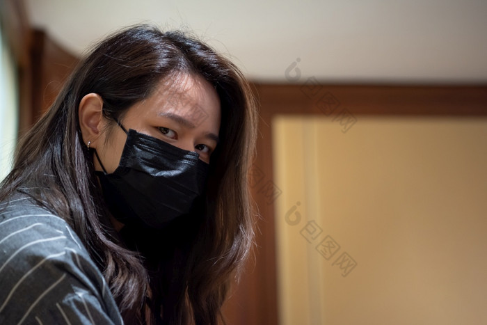 亚洲漂亮的女人穿面具呼吸保护面具对疫情流感科维德电晕病毒流感办公室与恐惧情感概念疾病爆发医疗保健生活女人穿面具保护疫情流感科维德