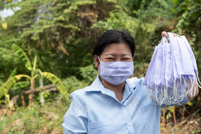 亚洲漂亮的女人穿面具呼吸保护面具对疫情流感科维德电晕病毒流感办公室与恐惧情感概念疾病爆发医疗保健生活女人穿面具保护疫情流感科维德