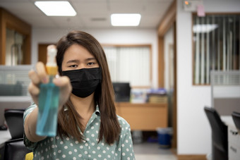 亚洲女人穿面具和酒精抗菌手过来这里呼吸保护面具对疫情流感科维德电晕病毒与恐惧情感概念疾病爆发医疗保健生活女人穿面具保护疫情流感科维德