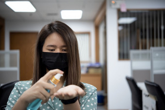 亚洲女人穿面具和酒精抗菌手过来这里呼吸保护面具对疫情流感科维德电晕病毒与恐惧情感概念疾病爆发医疗保健生活女人穿面具保护疫情流感科维德