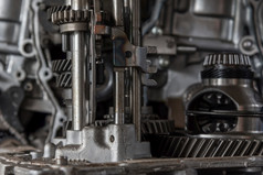拆卸车脏引擎特写镜头引擎部分和齿轮车车库