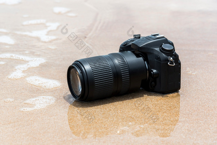 数码单反相机相机与长焦镜头海滩湿从水海波当旅行和测试使用的极端的环境演示防水摄影师数码单反相机相机海滩湿从水海波