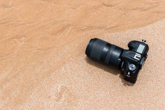 数码<strong>单反</strong>相机相机与长焦镜头海滩湿从水海波当旅行和测试使用的极端的环境演示防水摄影师数码<strong>单反</strong>相机相机海滩湿从水海波