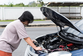 亚洲女人独自一人司机检查车<strong>引擎</strong>为修复和修复问题与不开心和惨淡的之间的等待车机械师从车<strong>引擎</strong>问题路边女人不开心和惨淡的从车<strong>引擎</strong>问题