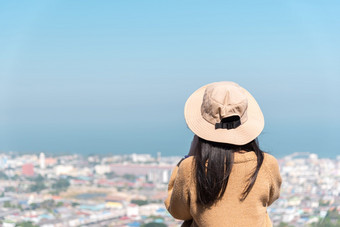 亚洲漂亮的可爱的女人与他放松海边城市<strong>景观</strong>的观点山与快乐和自由情感概念旅行<strong>假</strong>期休闲生活女人放松<strong>景观</strong>的观点山