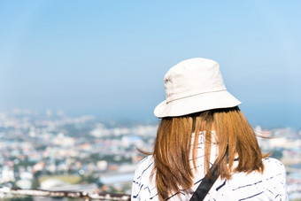 亚洲漂亮的可爱的女人与他放松海边城市<strong>景观</strong>的观点山与快乐和自由情感概念旅行<strong>假</strong>期休闲生活女人放松<strong>景观</strong>的观点山