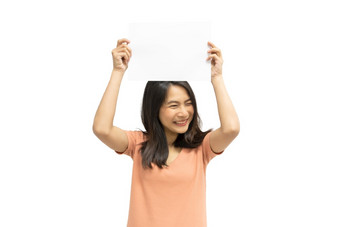 亚洲漂亮的女人显示空白白色纸为复制空间和消息与快乐和微笑概念业务女人和广告女人显示空白白色纸为复制空间