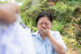 打喷嚏的亚洲女人